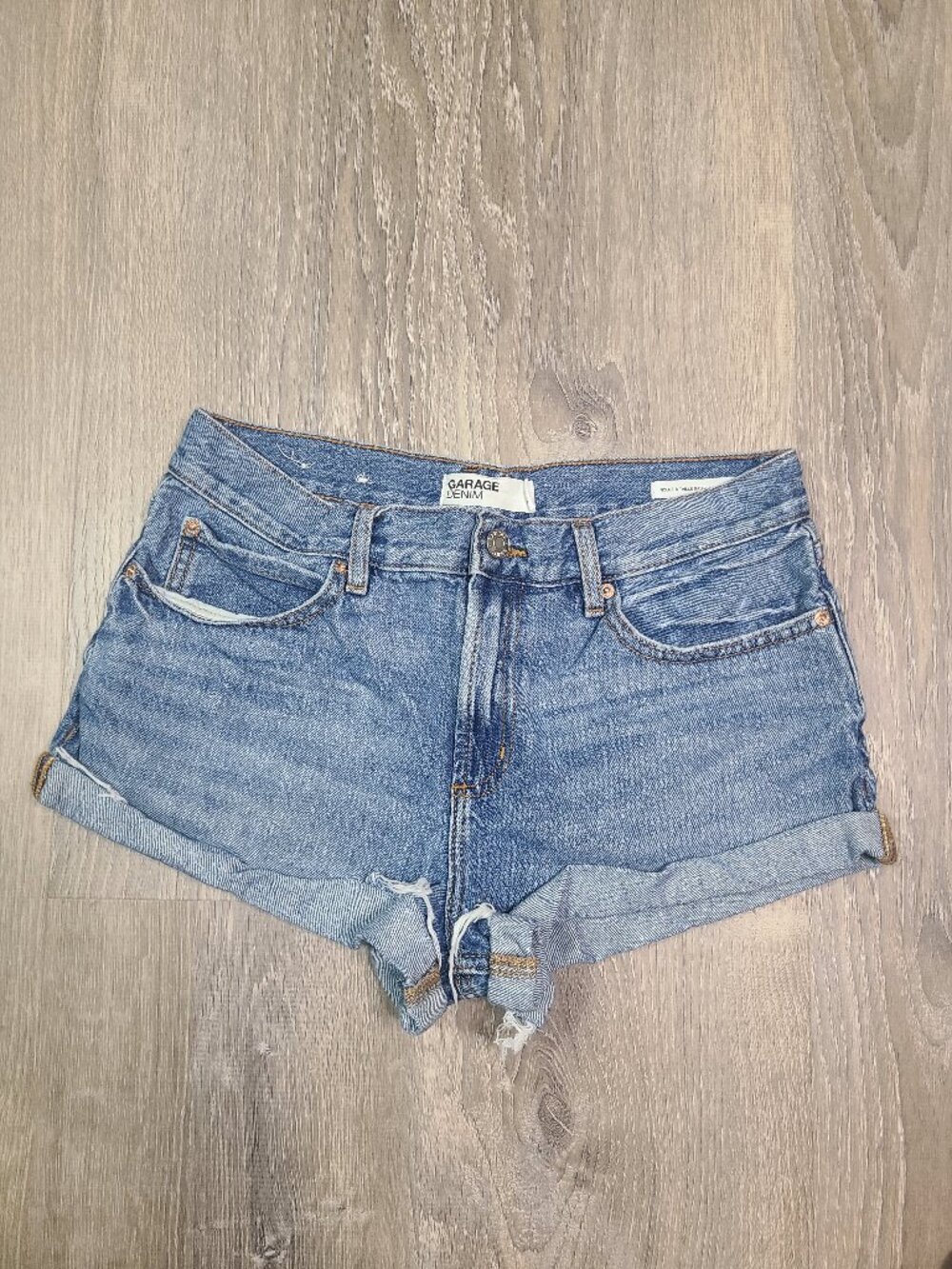 Garage Medium Wash Low Rise Rolled Cuffed Denim Jean Shorts Size 03/26